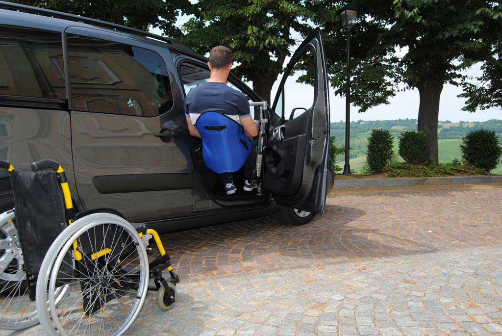 GRÚA ELEVA PERSONAS en silla de ruedas a auto HANDYLIFT